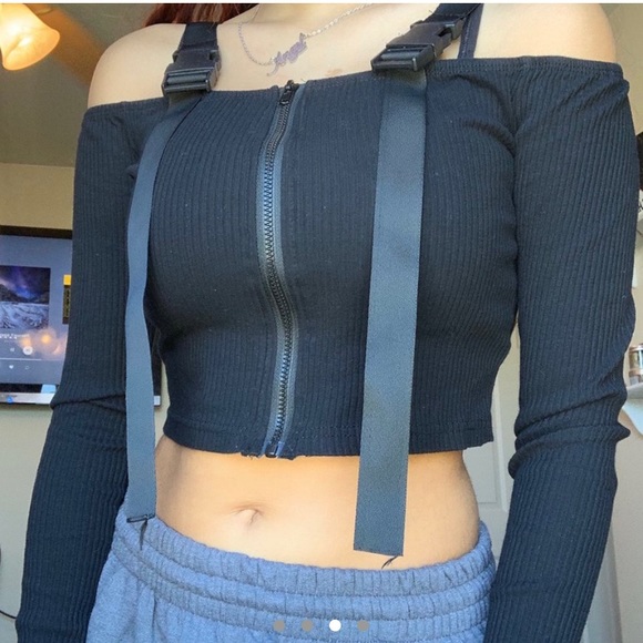 Off shoulder buckle crop top - Picture 3 of 3